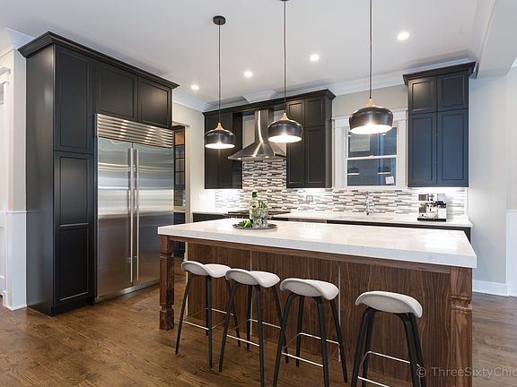 3rd image of 2621 N Lakewood Ave #1