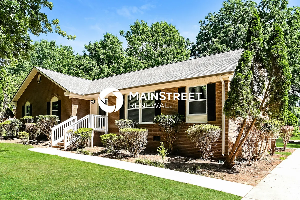 Front View - 1100 Lightwood Dr