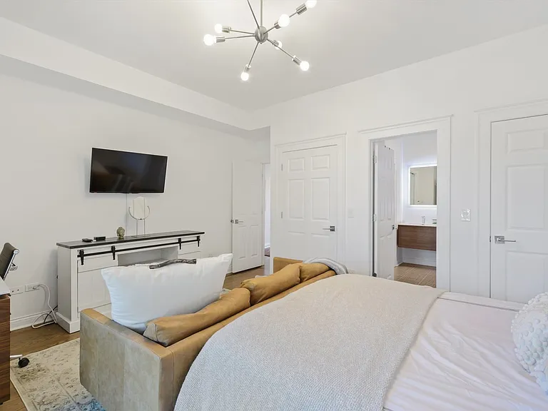 2027 W Race Ave #2W — Photo 15