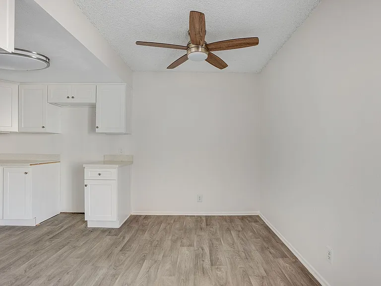Windsor Arms Apartments — Photo 20