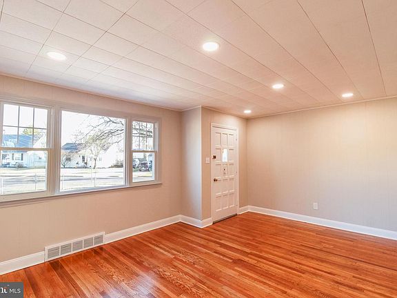 5th image of 35 Farnsworth Ave