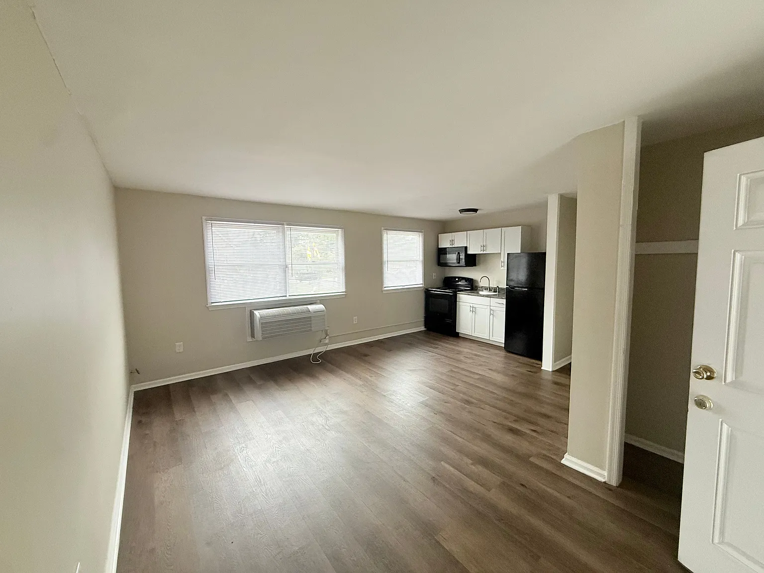 Well maintained 1bed with private entry, walkable to all amenities — Photo 4