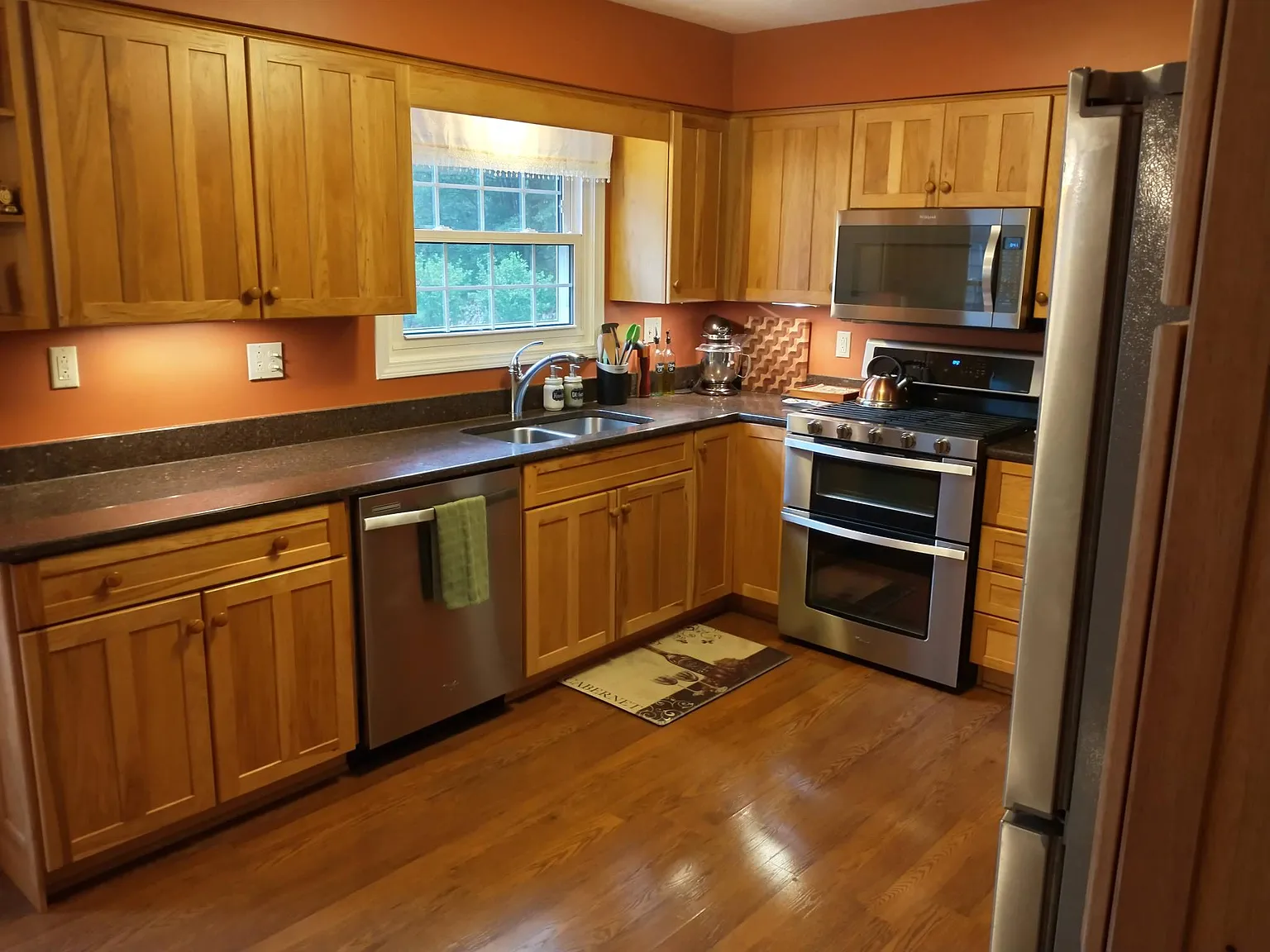 4 bed, 2.5 bath, 2400 sqft, $2,600 — Photo 3