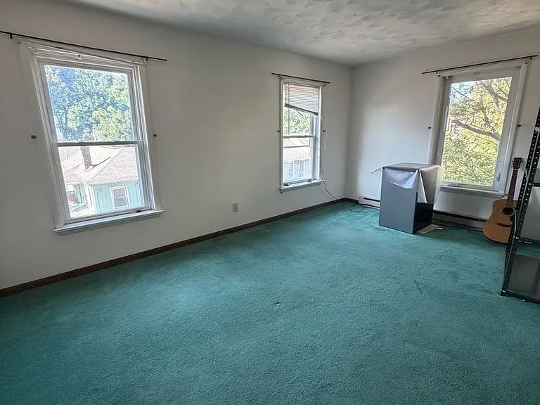 300-302 W Howard St — Photo 11