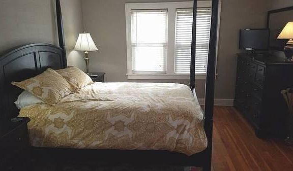 3rd image of 1100 W 49th St #2