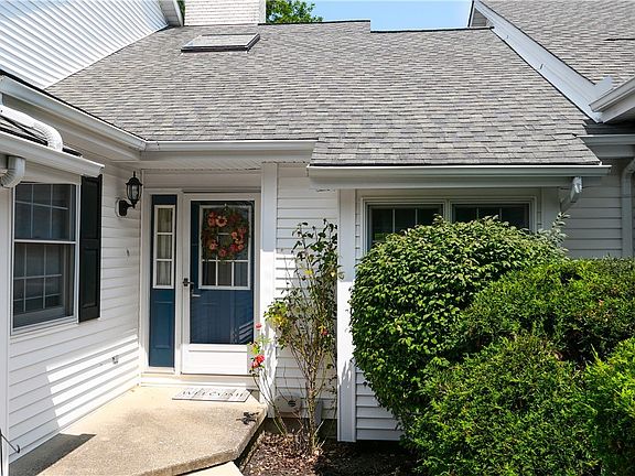 3rd image of 656 Fairfield Ln
