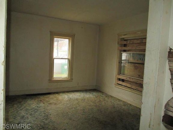 2nd image of 105 Burnham St W