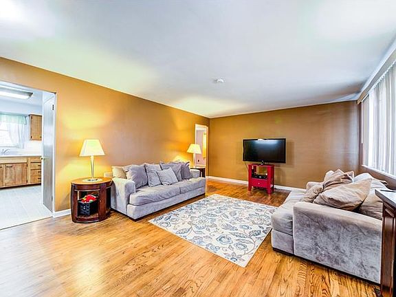 3rd image of 804 Lindenwood Dr
