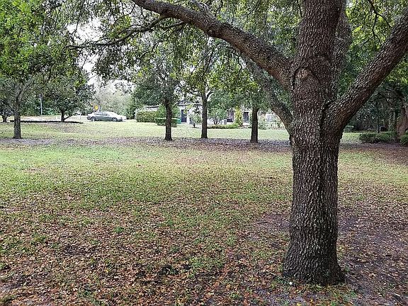 4th image of 1070 Oaks Blvd