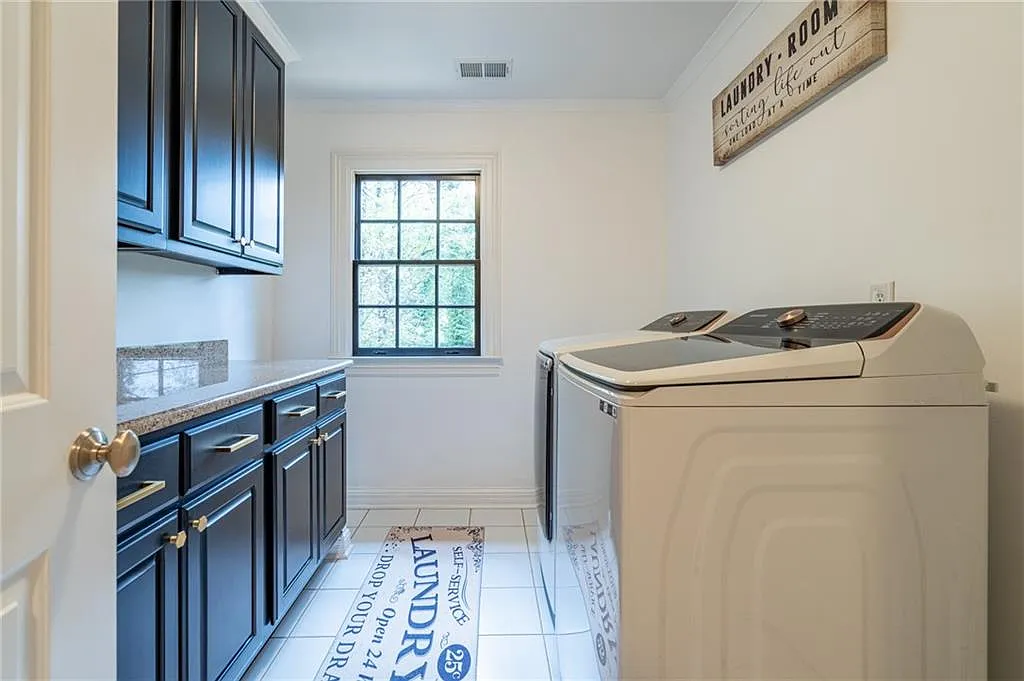 6 bed, 5.0 bath, 4729 sqft, $21,499 — Photo 4