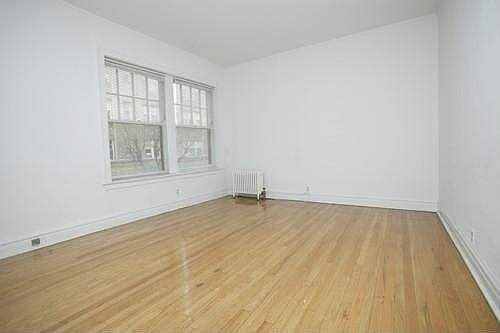 2nd image of 539 W Wellington Ave APT 10