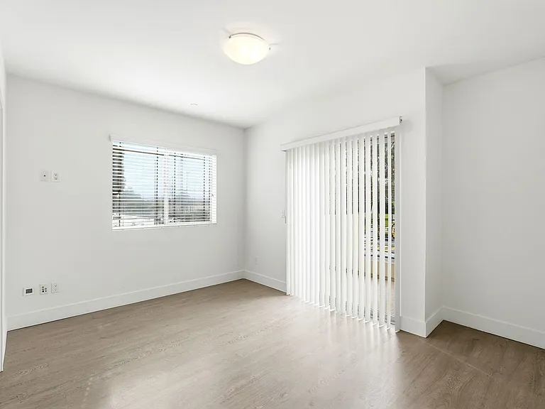 11305 Moorpark St — Photo 36