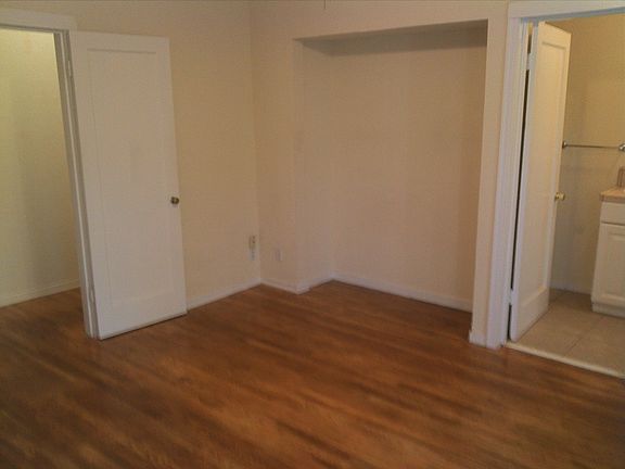 Closet, niche and bath off main room