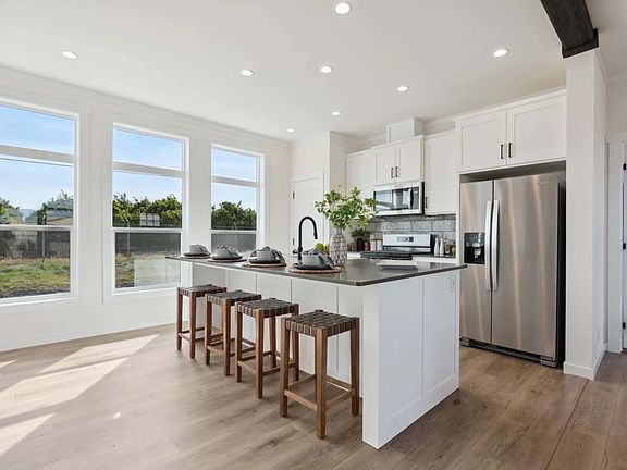 5th image of 185 N Eucalyptus Ave