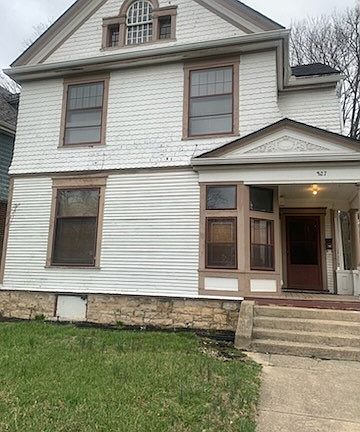 4th image of 827 W Grand Ave