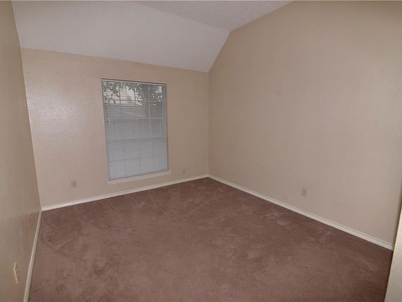 5th image of 827 Crooked Creek Ln