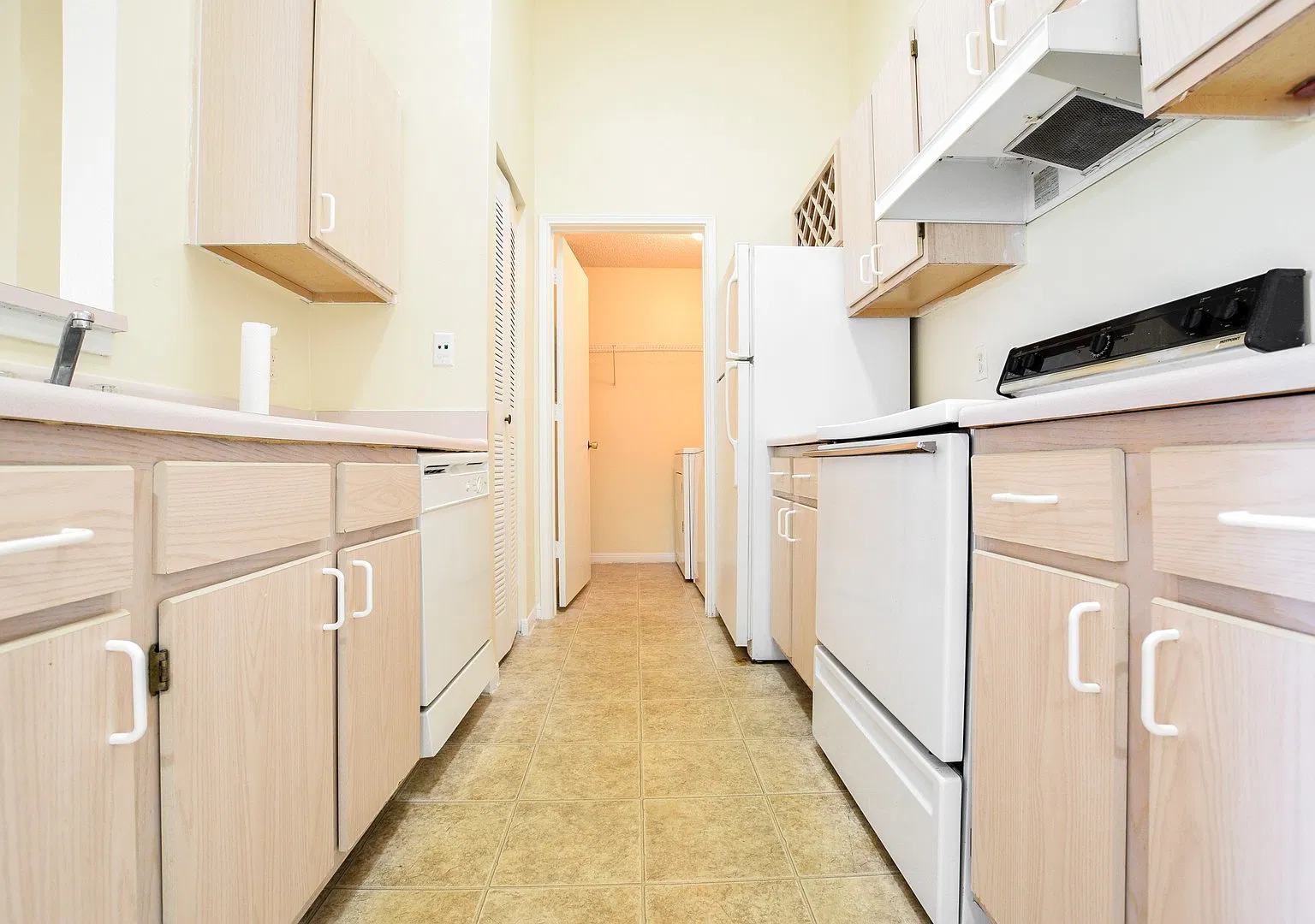Charming 2 Bed 2 Bath Second Floor Gated Condo for Rent in Lake Mary, FL! Lake View! — Photo 3