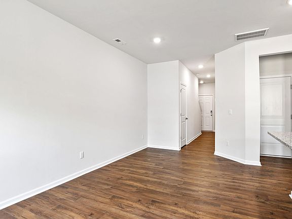 5th image of 220 Chapelwood Way
