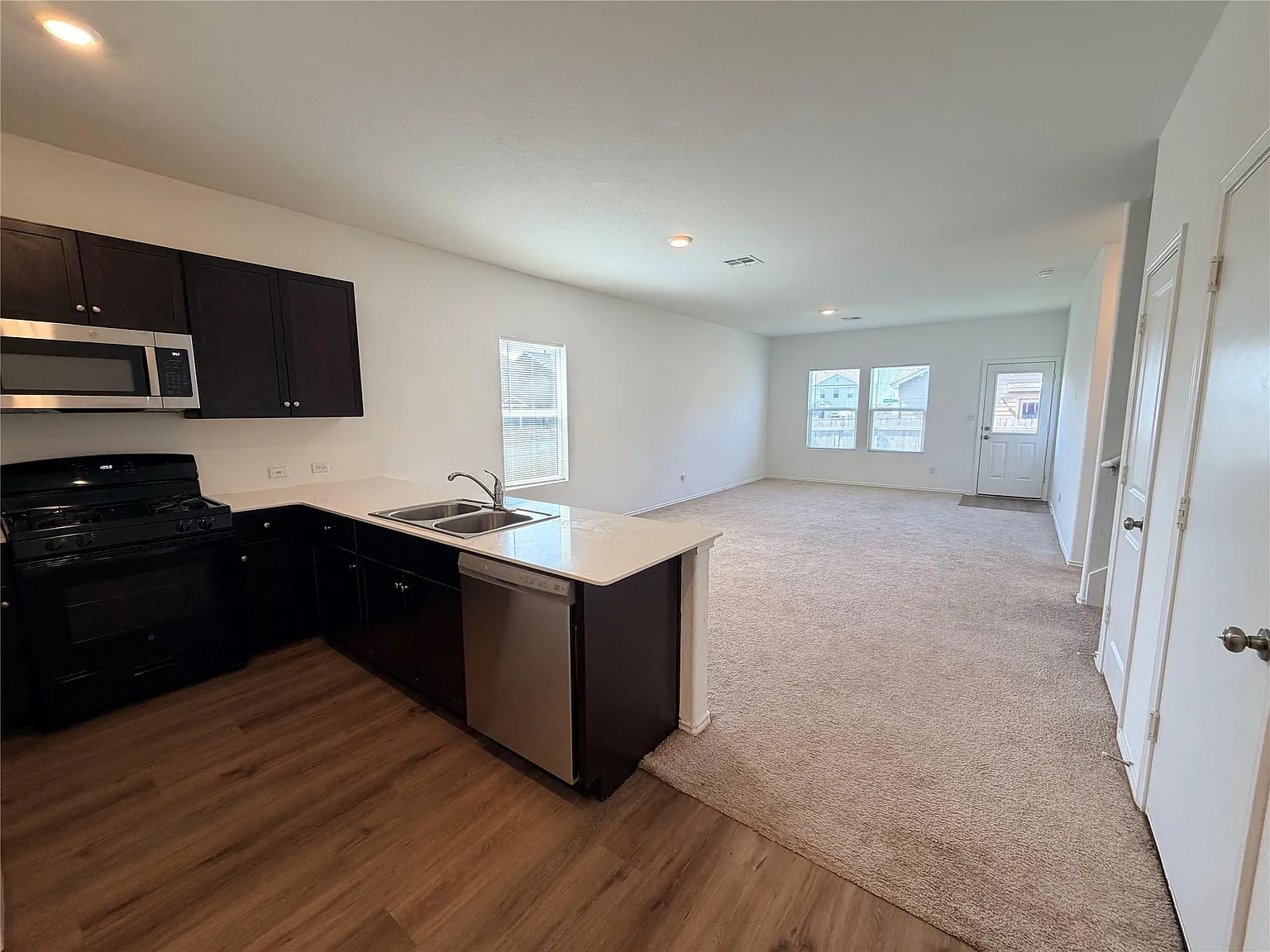 4 bed, 2.5 bath, 1876 sqft, $1,950 — Photo 4