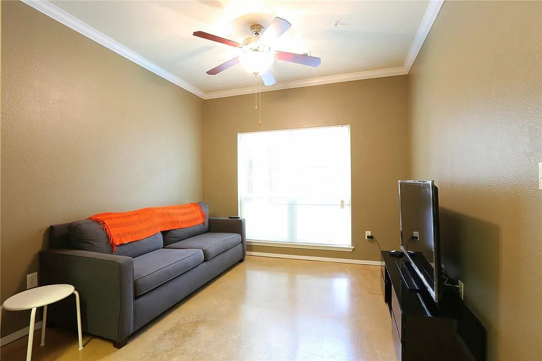 1 bed, 1.0 bath, 465 sqft, $1,400 — Photo 2