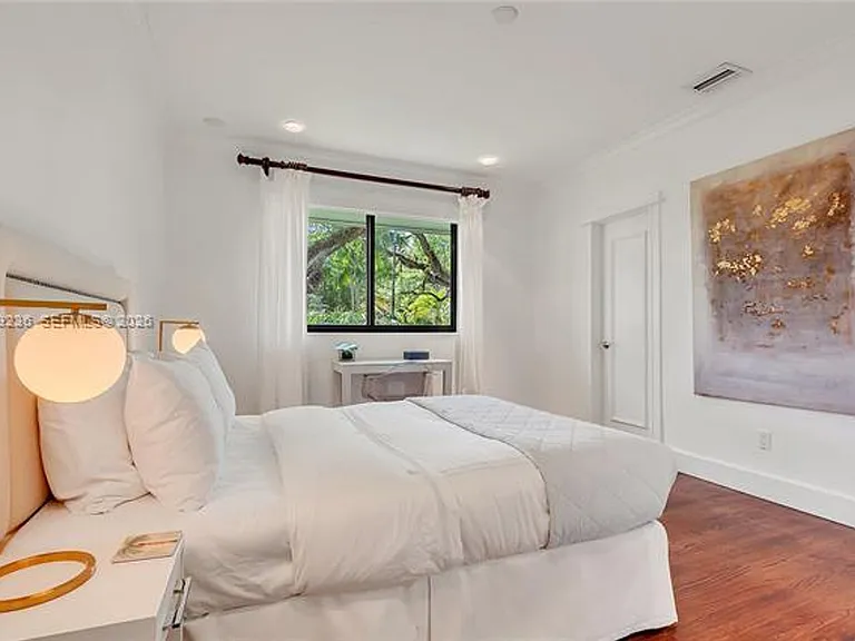 3425 Alhambra Cir — Photo 32