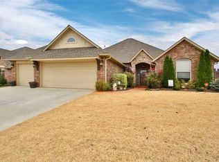 2537 SE 13th St, Moore, OK 73160