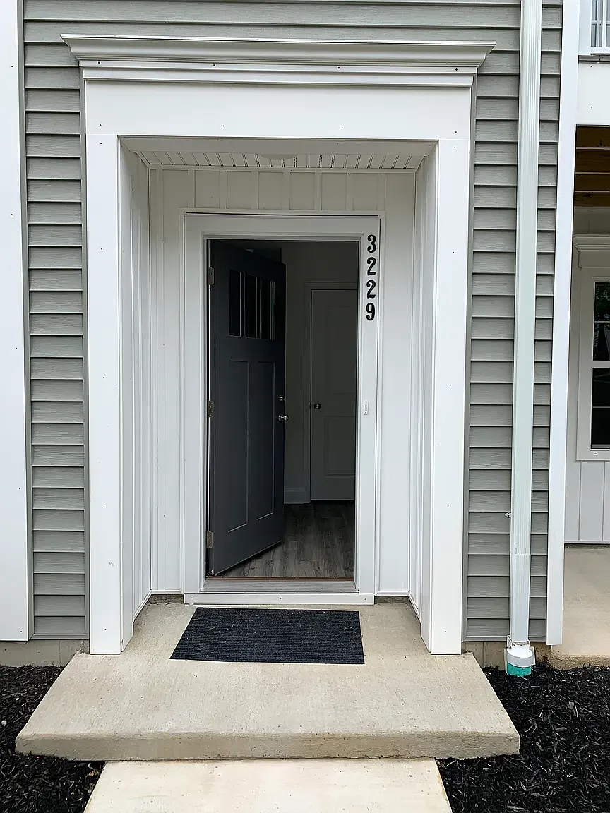 3 bed, 2.5 bath, 2200 sqft, $2,300 — Photo 2