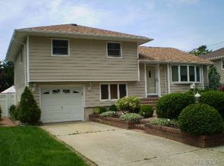 424 E Lake Ave, Massapequa Park, NY 11762