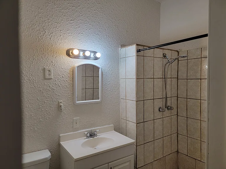 3253 Gillham Rd — Photo 11