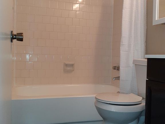 4th image of 3208 Redwood Ln #215