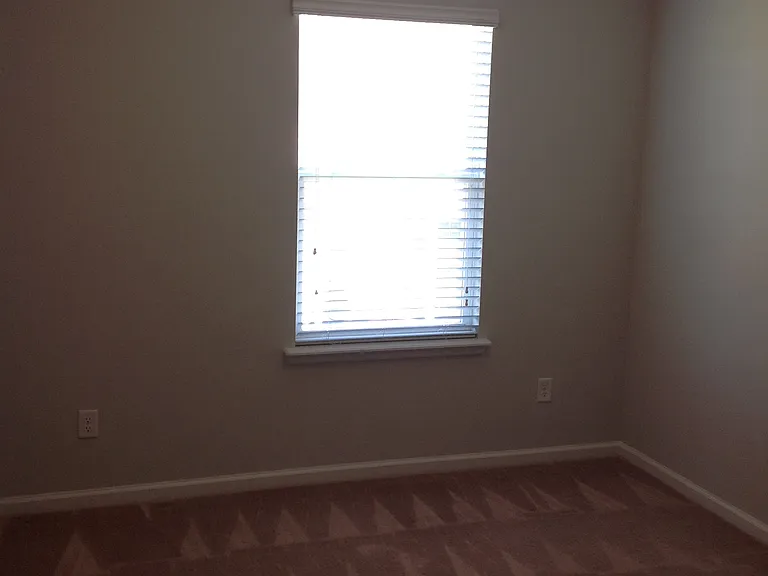 498 Richmond Dr — Photo 8