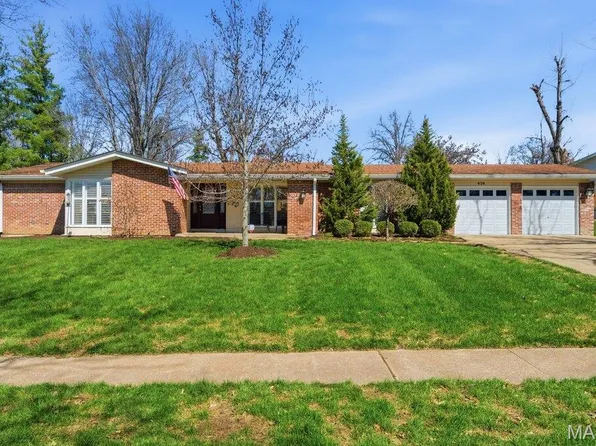 426 Brooktree Dr, Ballwin, MO 63011