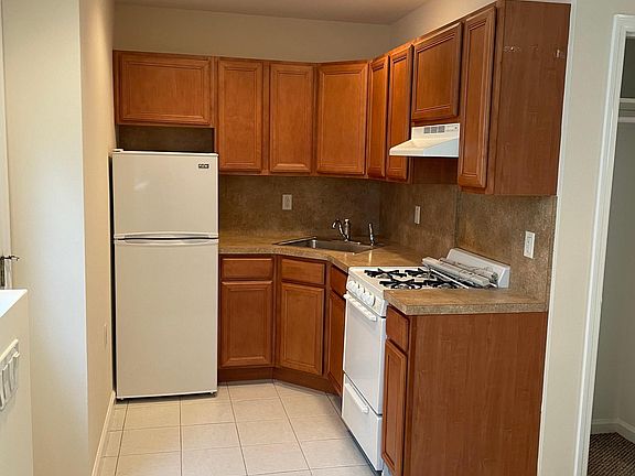 4th image of 438 College Ave