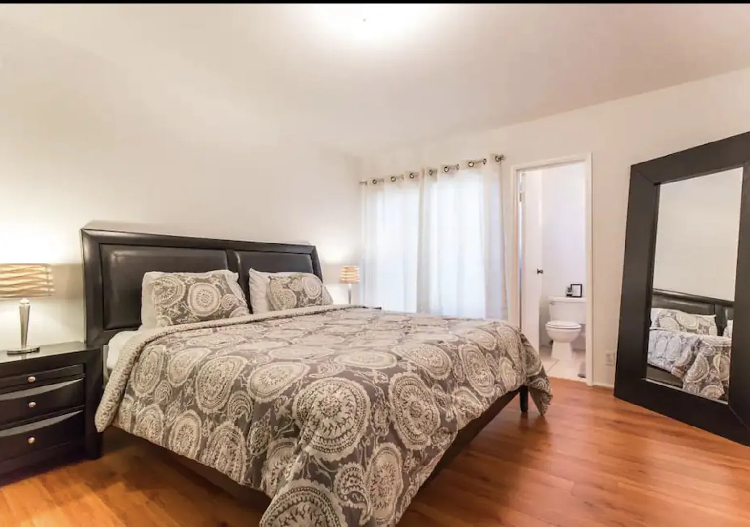Bright & Spacious 2 Bedroom Flat in West Hollywood — Photo 1