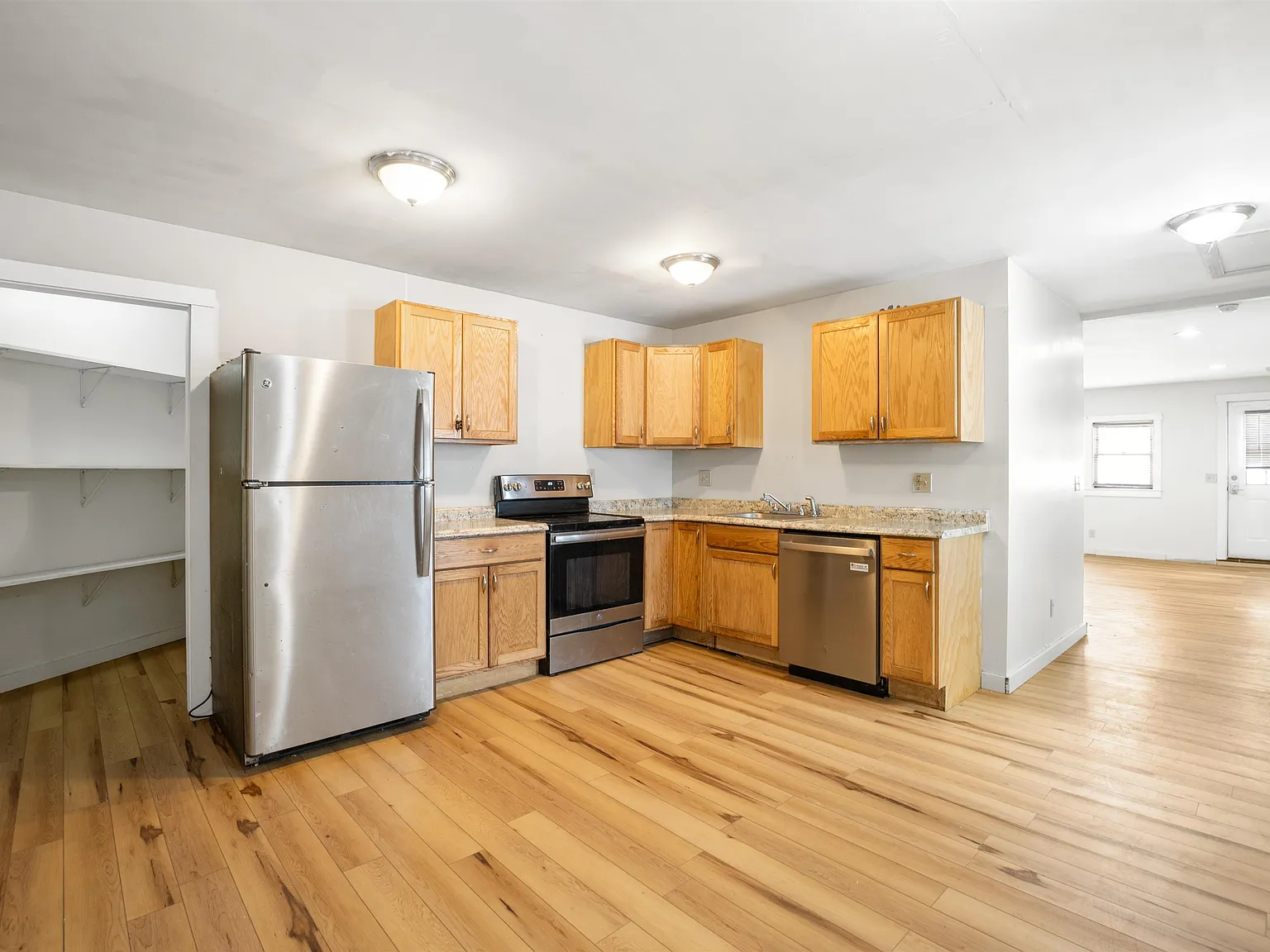 3 bed, 1.0 bath, 891 sqft, $1,400 — Photo 1