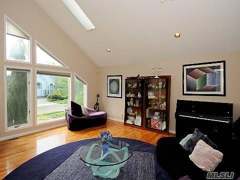 3rd image of 8 Shannon Dr