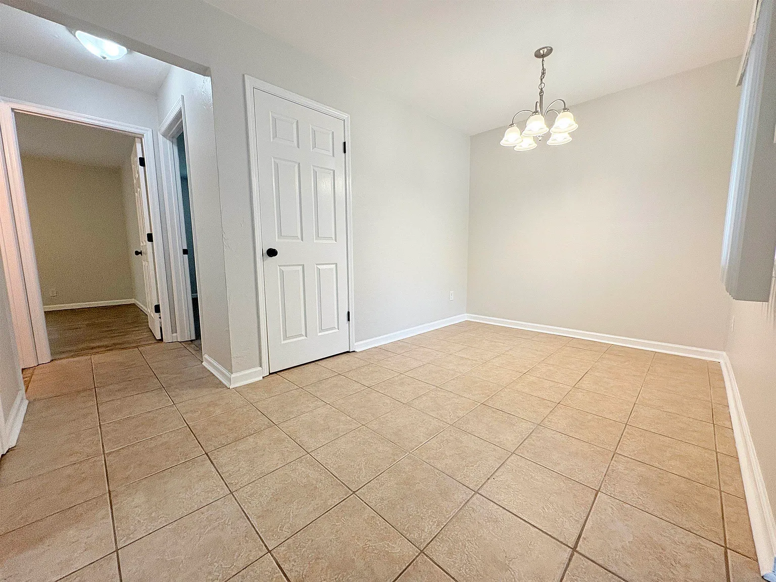 2 bed, 896 sqft, $1,200 — Photo 2