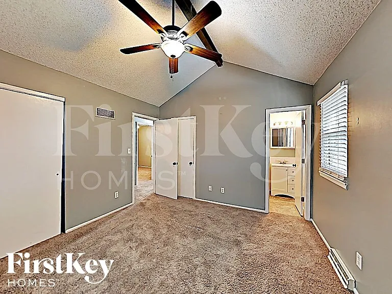 5906 NW Walnut Creek Cir — Photo 8