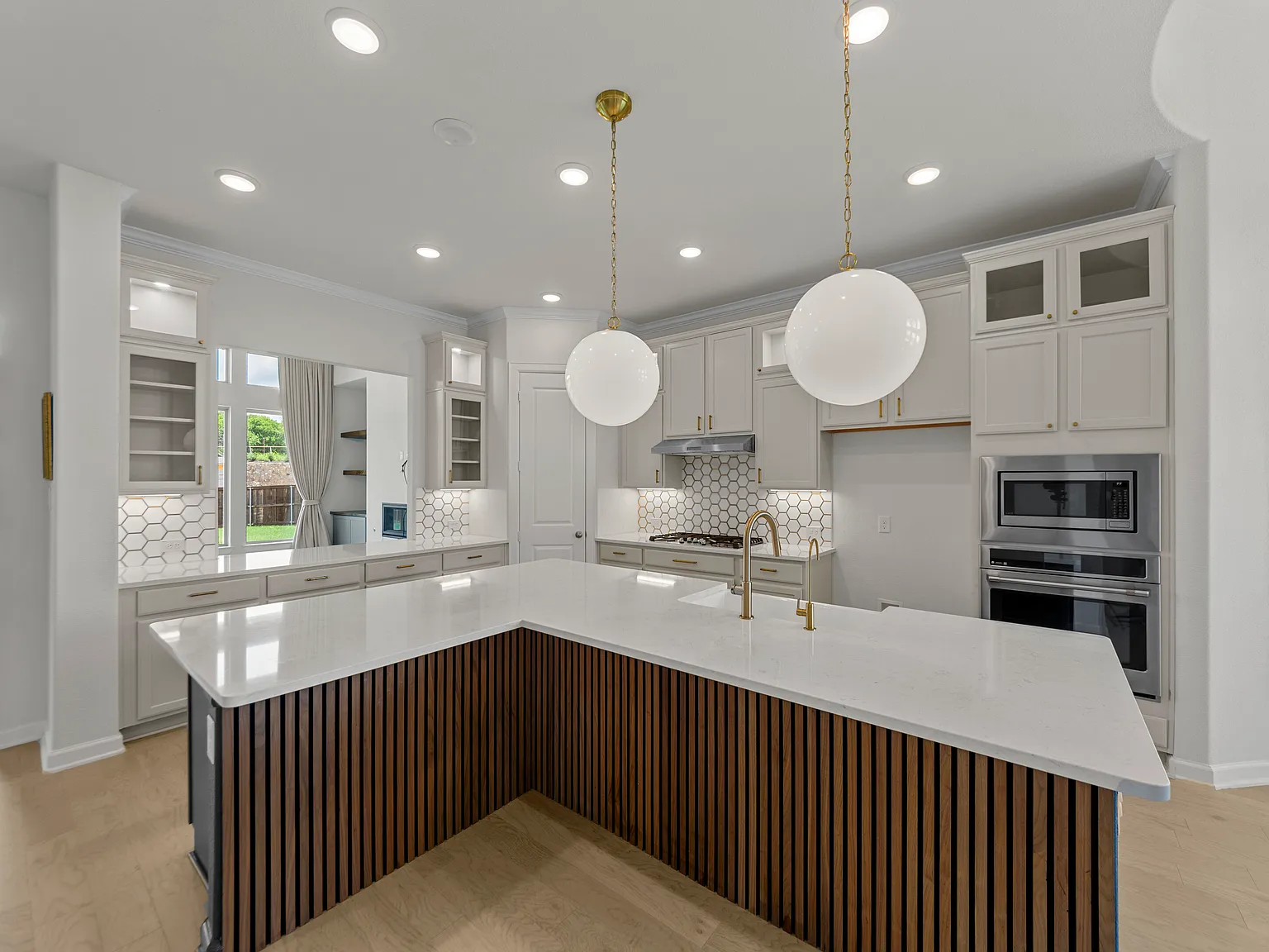 5 bed, 3712 sqft, $4,200 — Photo 4