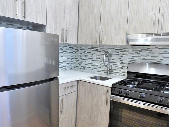 3rd image of 220 E 14th St APT 3F