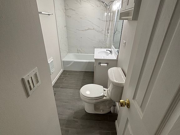 3rd image of 919 Boxwood Dr #204