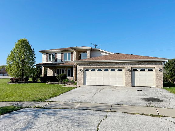 3rd image of 19036 Laramie Ln