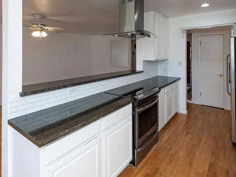 2405 E Huntington Dr — Photo 16