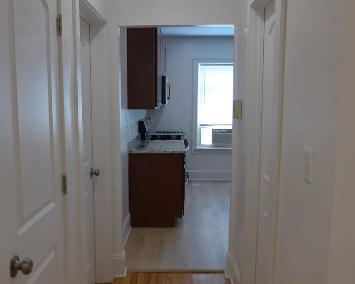 Linder/ Lawrence Apartments — Photo 8