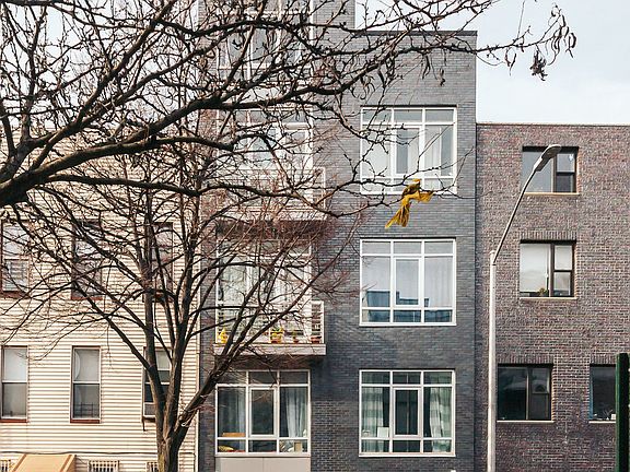 3rd image of 319 Melrose St APT 2B