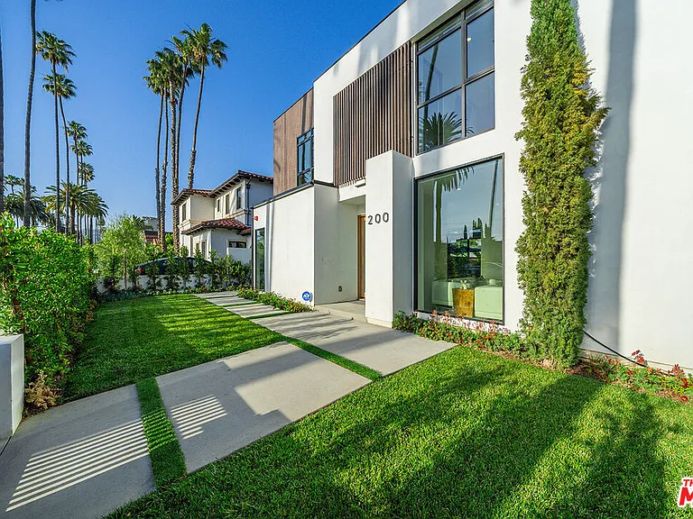 200 N Doheny Dr — Photo 21