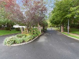 13 Lindbergh Cir, Huntington, NY 11743