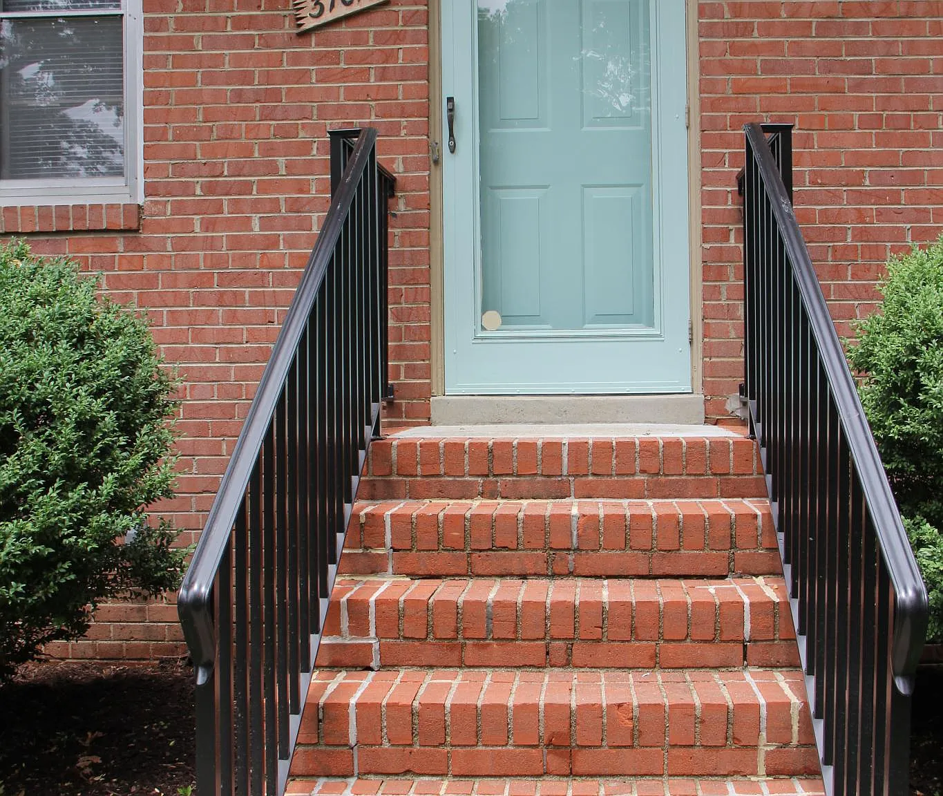3 bed, 1.5 bath, 1282 sqft, $2,300 — Photo 3