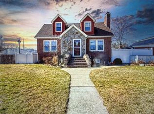 15 Park St, Copiague, NY 11726