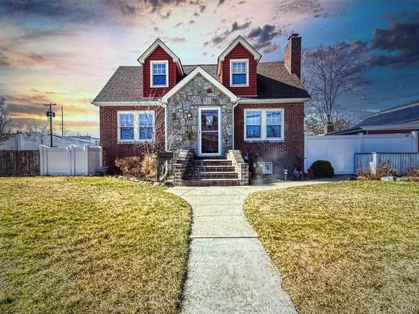 15 Park St, Copiague, NY 11726